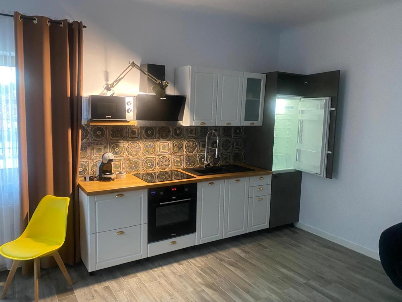 Airport Apartment *